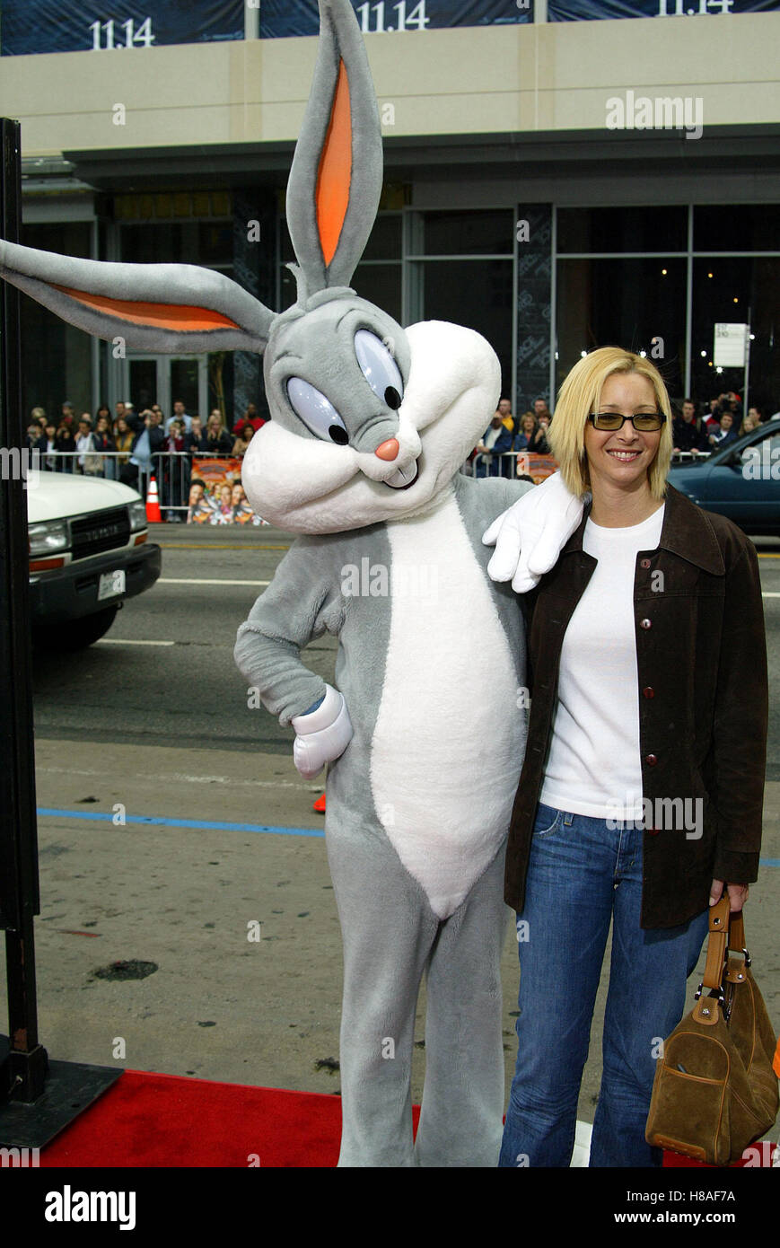 LISA KUDROW & BUGS BUNNY LOONEY TUNES : BACK IN ACTION THÉÂTRE CHINOIS LA HOLLYWOOD USA 09 novembre 2003 Banque D'Images