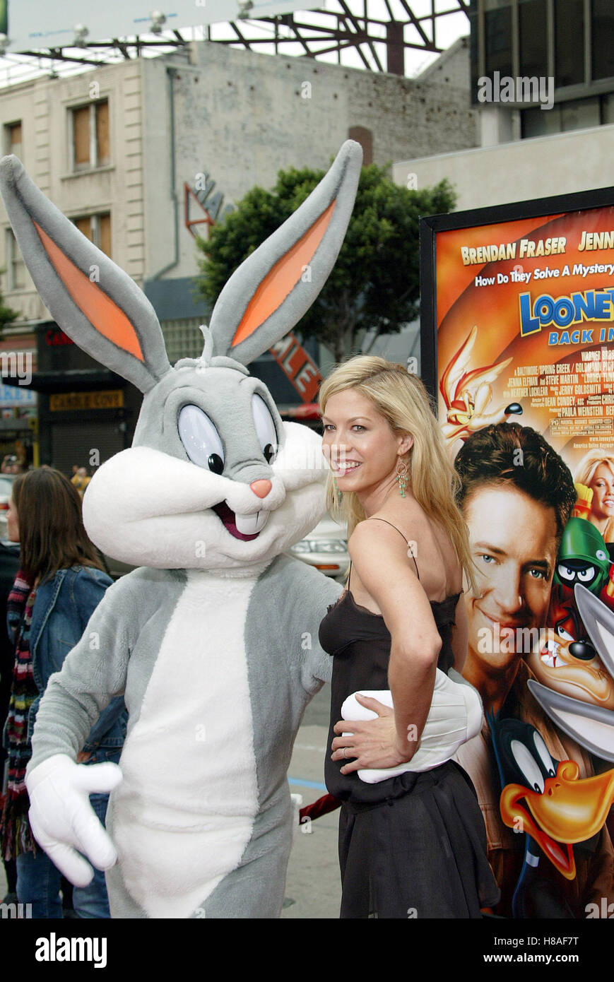 JENNA ELFMAN & BUGS BUNNY LOONEY TUNES : BACK IN ACTION THÉÂTRE CHINOIS LA HOLLYWOOD USA 09 novembre 2003 Banque D'Images