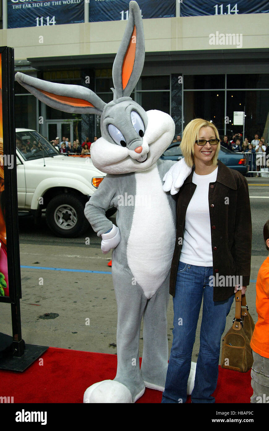 LISA KUDROW & BUGS BUNNY LOONEY TUNES : BACK IN ACTION THÉÂTRE CHINOIS LA HOLLYWOOD USA 09 novembre 2003 Banque D'Images