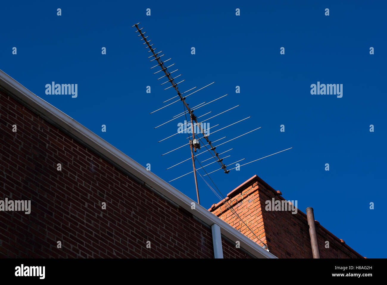 Ancienne antenne de télévision analogique HD sur le toit Banque D'Images