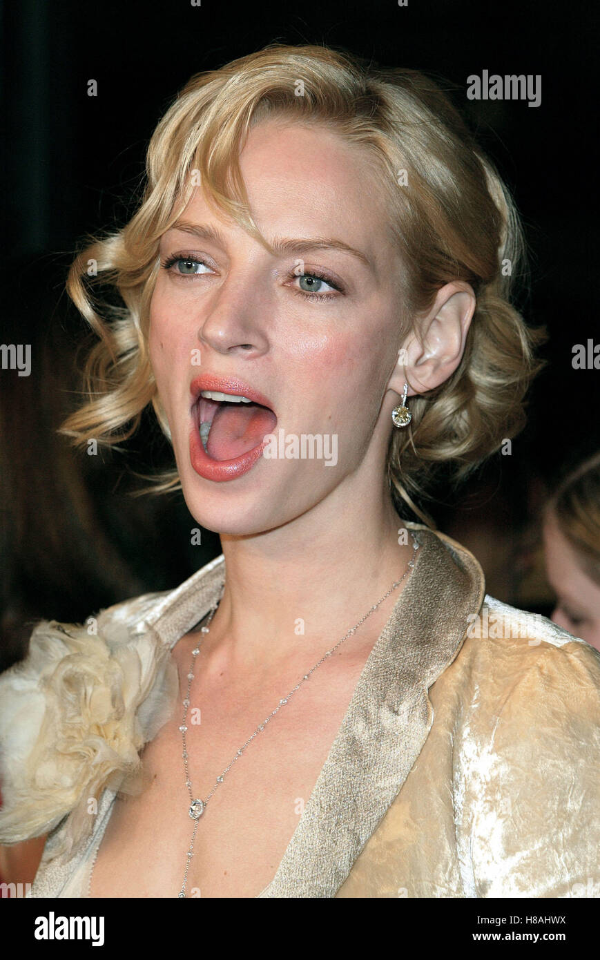 UMA THURMAN CHÈQUE PREMIÈRE MONDIALE CHINESE THEATRE HOLLYWOOD LOS ANGELES USA 18 décembre 2003 Banque D'Images