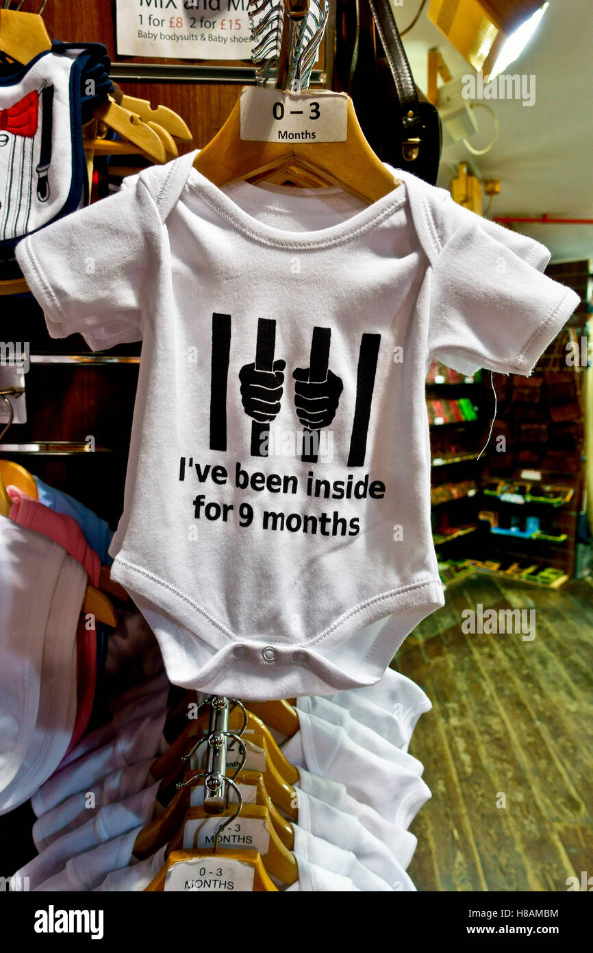 Body bébé blanc accroché dans un magasin, la lecture " J'ai été à l'intérieur pour 9 mois" Banque D'Images