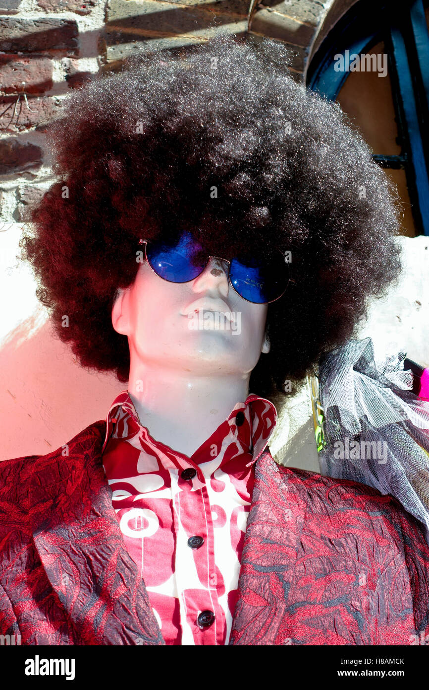 Mannequin homme Perruque noire, avec de faux cheveux bouclés synthétique, lunettes de soleil Banque D'Images
