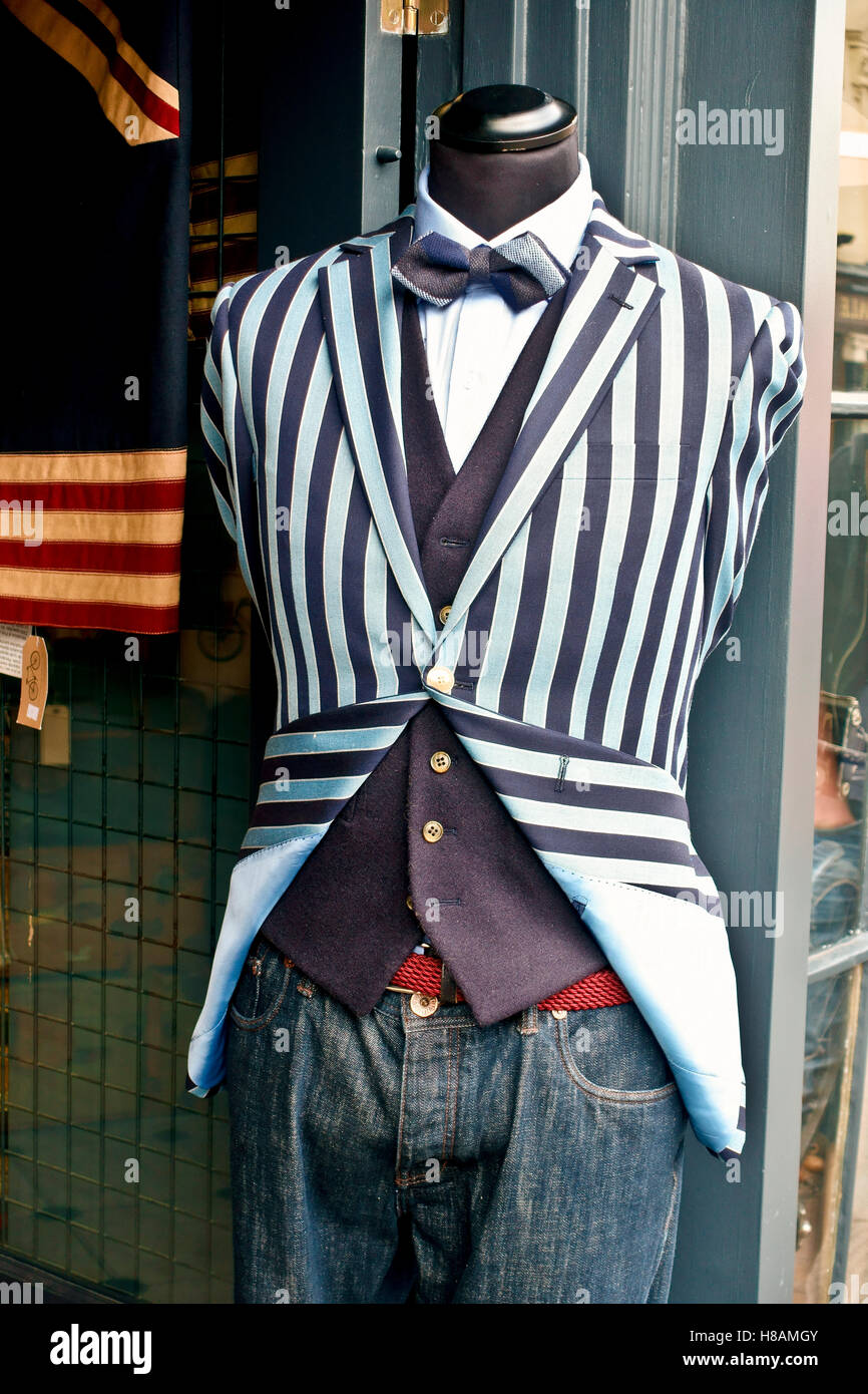 Veste à rayures noires et bleu pâle pour homme, chemise blanche, noeud papillon, gilet, jeans sur mannequin, à l'extérieur d'un magasin. Londres, Angleterre, Royaume-Uni, Europe Banque D'Images