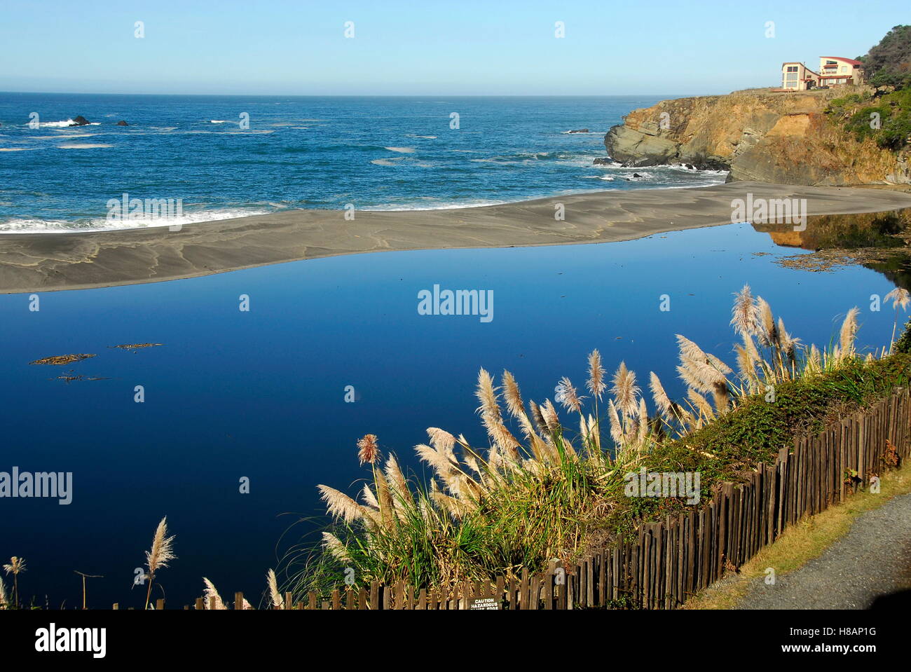 Banc de sable et embouchure de la rivière coulant Athens dans l'océan Pacifique. L'herbe de la pampa en croissance sur des falaises sur le sentier Bluff Banque D'Images