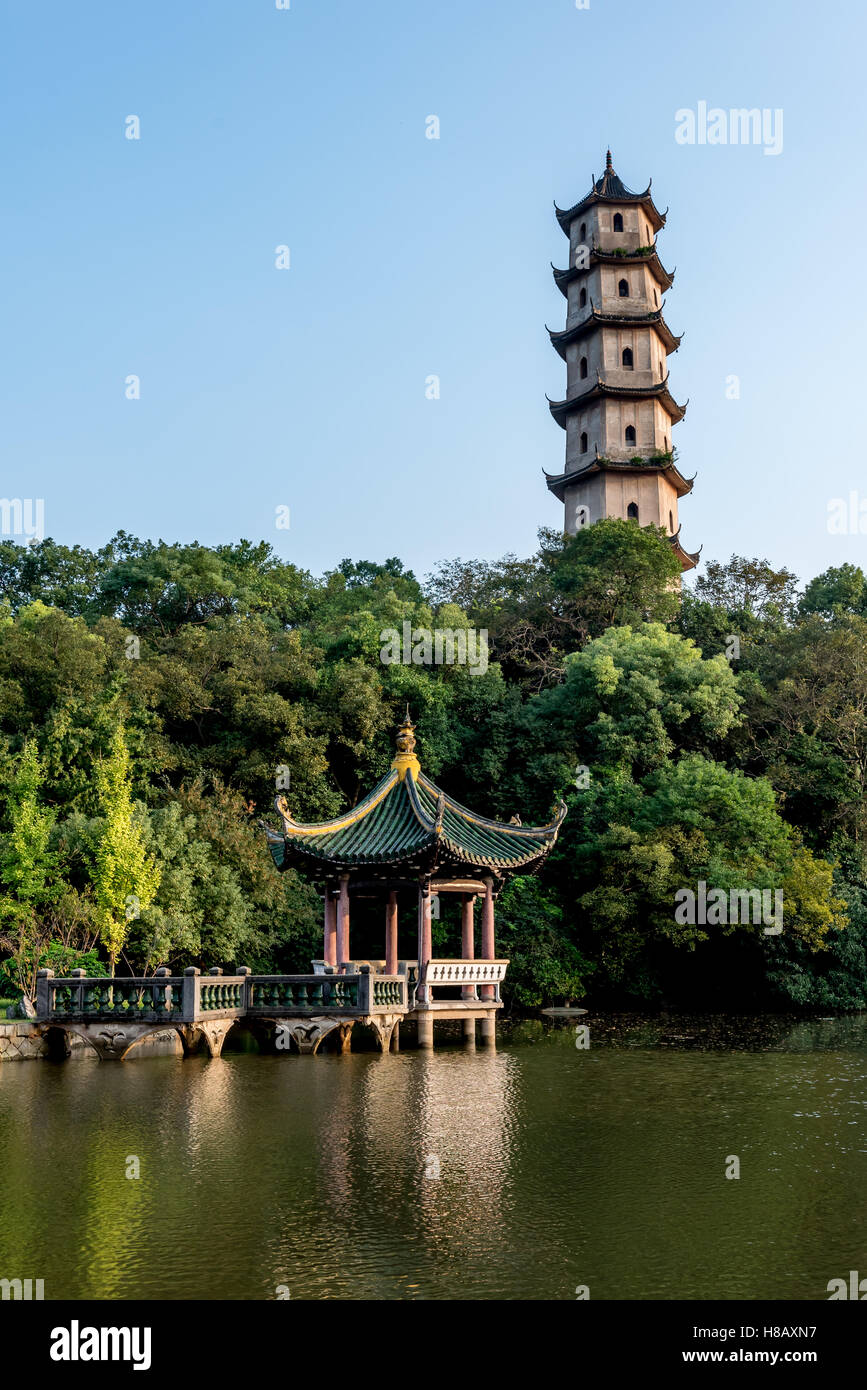 Le jardin chinois, étang  + 7 étages de la Pagode de l'ouest de la dynastie Song Jiangxin Island à Wenzhou, Chine, dans la province de Zhejiang, Chine. Banque D'Images