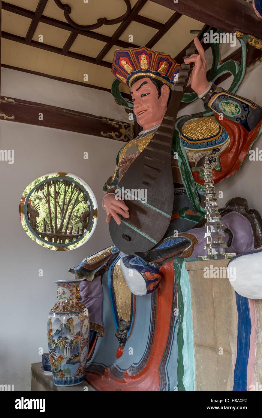 Statue de tuteur à l'instrument dans le hall d'un tuteur à l'entrée du Temple sur l'Île Jiangxin Jiangxin, Wenzhou, Chine. Banque D'Images
