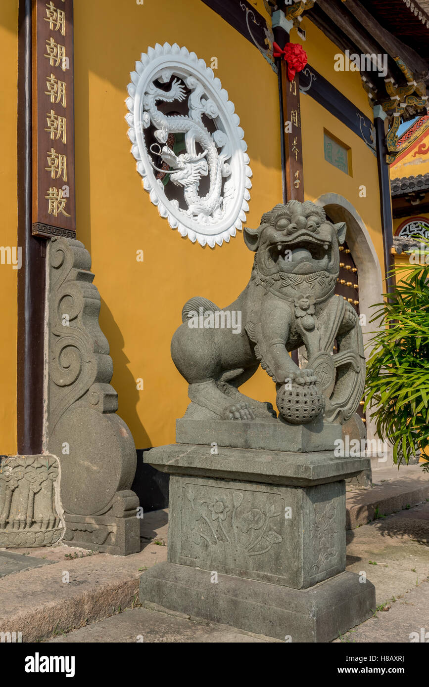 Guardian foo dog ou lion en dehors de la Jiangxin Temple de Jiangxin Island à Shanghai, Chine, province de Zhejiang. Banque D'Images