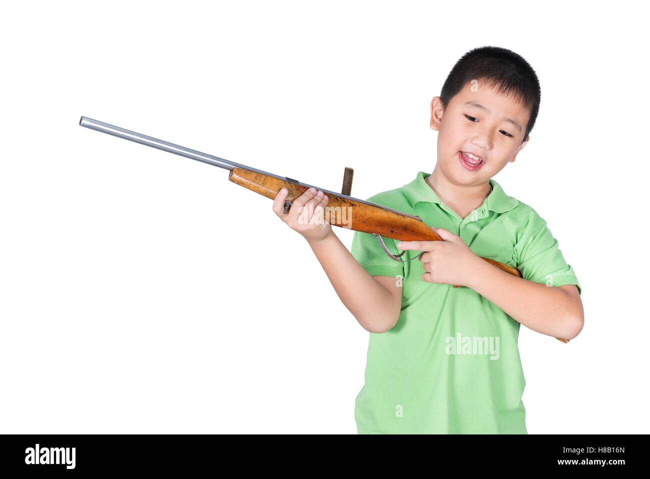 Garçon et pistolet jouet fusil isolé sur fond blanc Photo Stock - Alamy