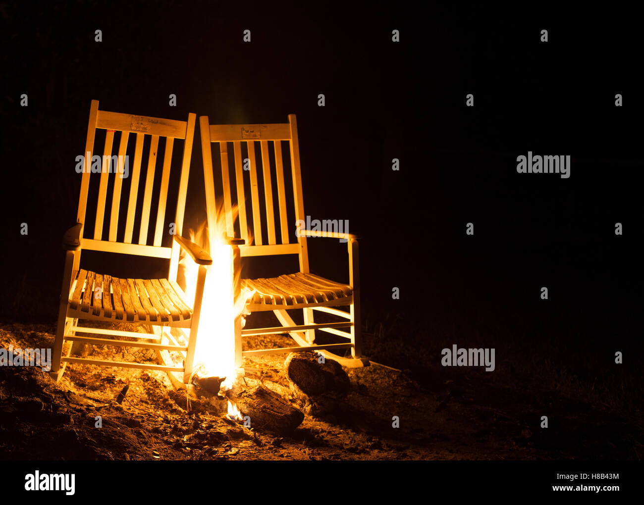 Des chaises à bascule qui sont en feu dans la nuit Banque D'Images