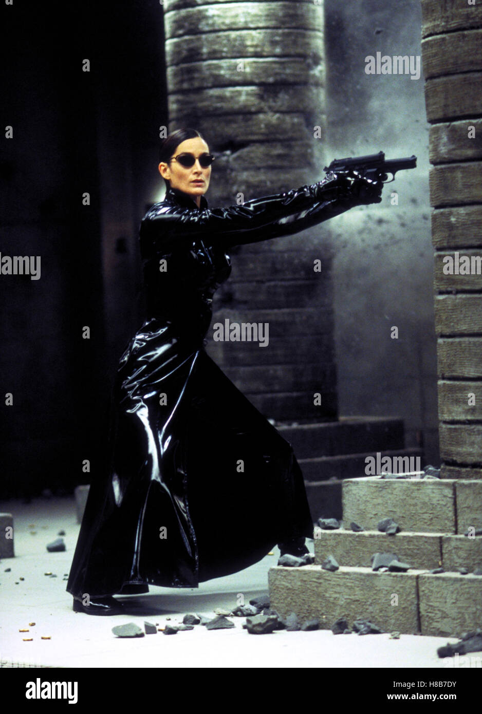 The Matrix Revolutions, (THE MATRIX REVOLUTIONS) USA 2003, Regie : Andy  + Larry Wachowski, Monica Bellucci, clé : brille, Sonnenbrille, Waffe Banque D'Images