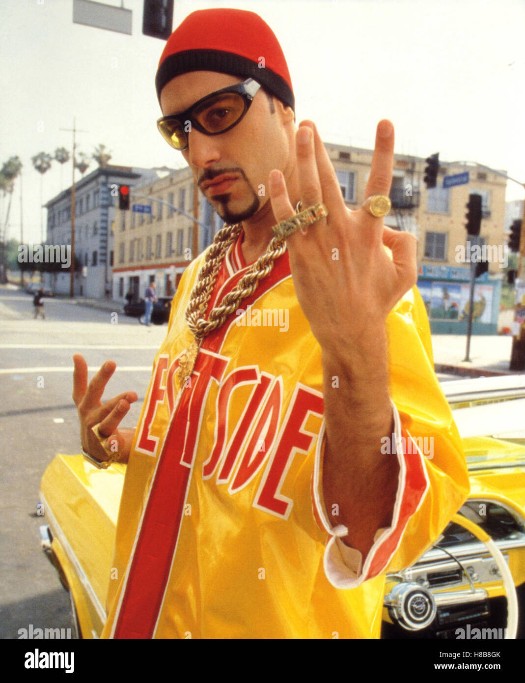 Ali G Indahouse ALI G INDAHOUSE, (GB) 2002, Regie : Mark Mylod, Sacha Baron Cohen, clé : Main, Ringe, Sonnenbrille Banque D'Images