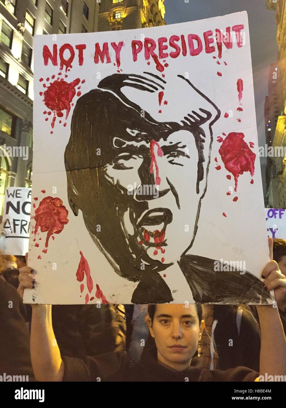 Anna Ceraulo-Jalazo tient une affiche de protestation devant la Trump Tower à New York, alors que des milliers de manifestants scandant « pas mon président » ont bloqué la Cinquième Avenue de la ville à la suite des élections présidentielles américaines. Banque D'Images