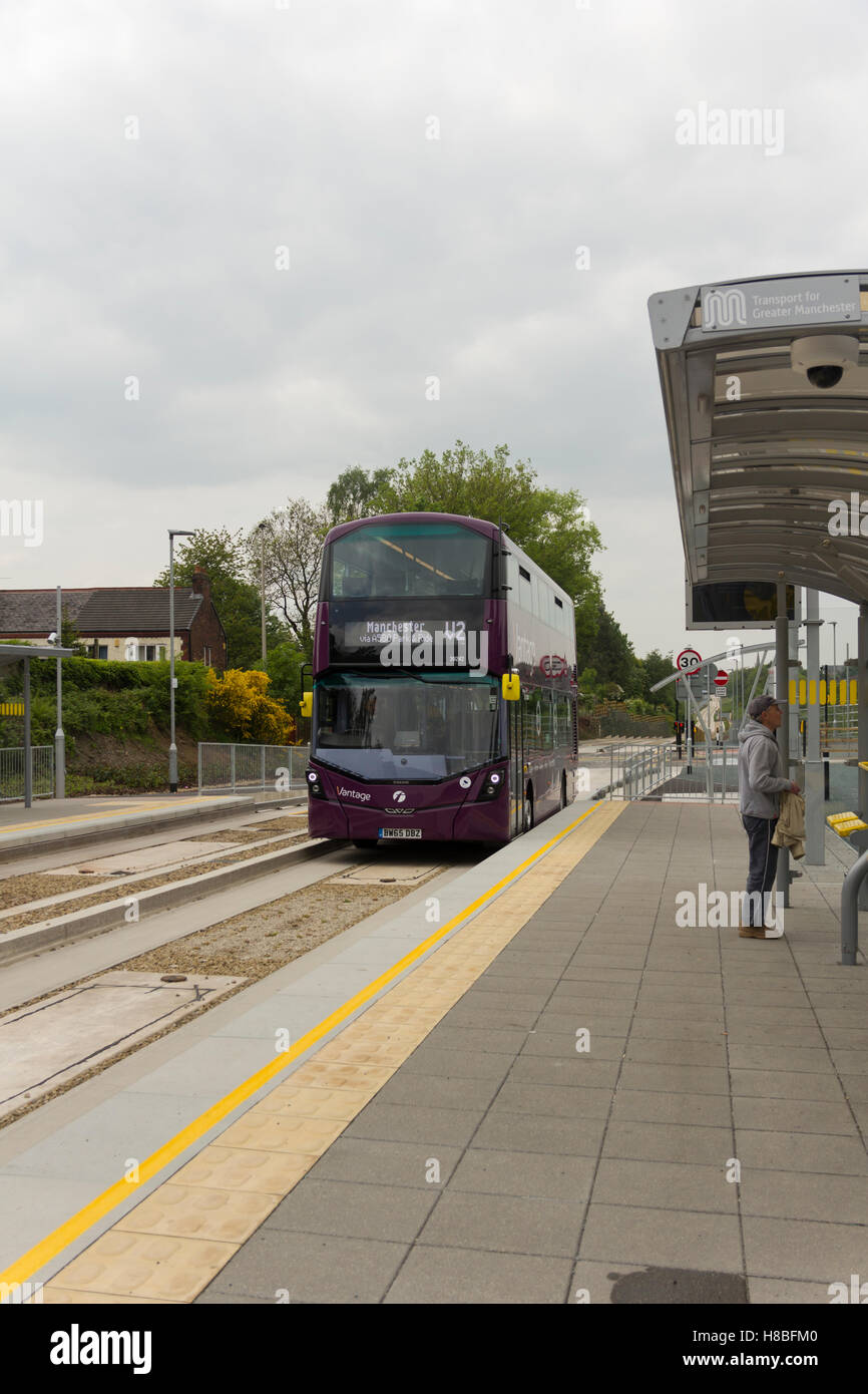 Bus de marque Vantage arrivant à la Manchester à Leigh busway guidé arrêter à Hough Lane, Tyldsely. Banque D'Images