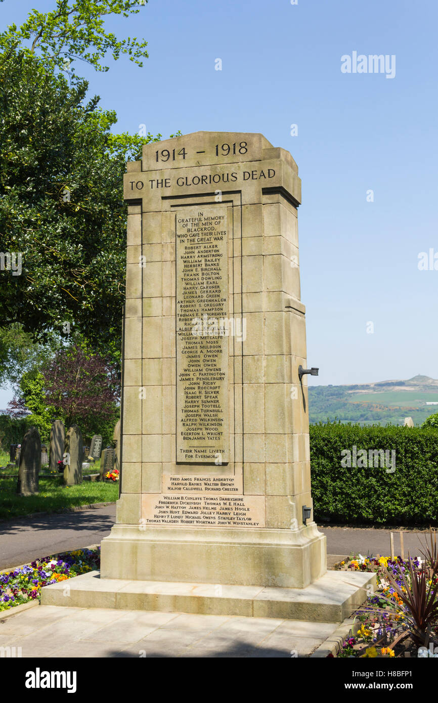 Le monument aux morts dans le cimetière dans le village de Blackrod, près de Bolton, Lancashire, inscrit avec la première guerre mondiale morts. Banque D'Images