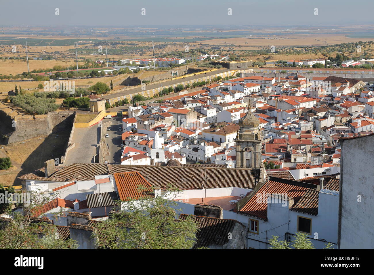 ELVAS, PORTUGAL : vue sur la vieille ville et les remparts de la ville Banque D'Images