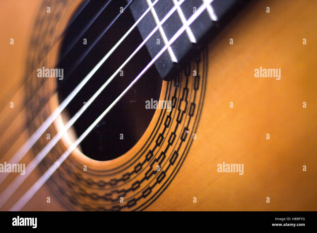L'Espagnol flamenco traditionnel cordes pour guitare acoustique en bois et touche. Banque D'Images