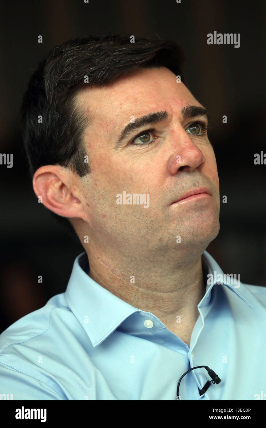 Andy Burnham arrive à parler lors d'un événement à Manchester où il a lancé sa campagne électorale pour devenir maire de Greater Manchester. Banque D'Images