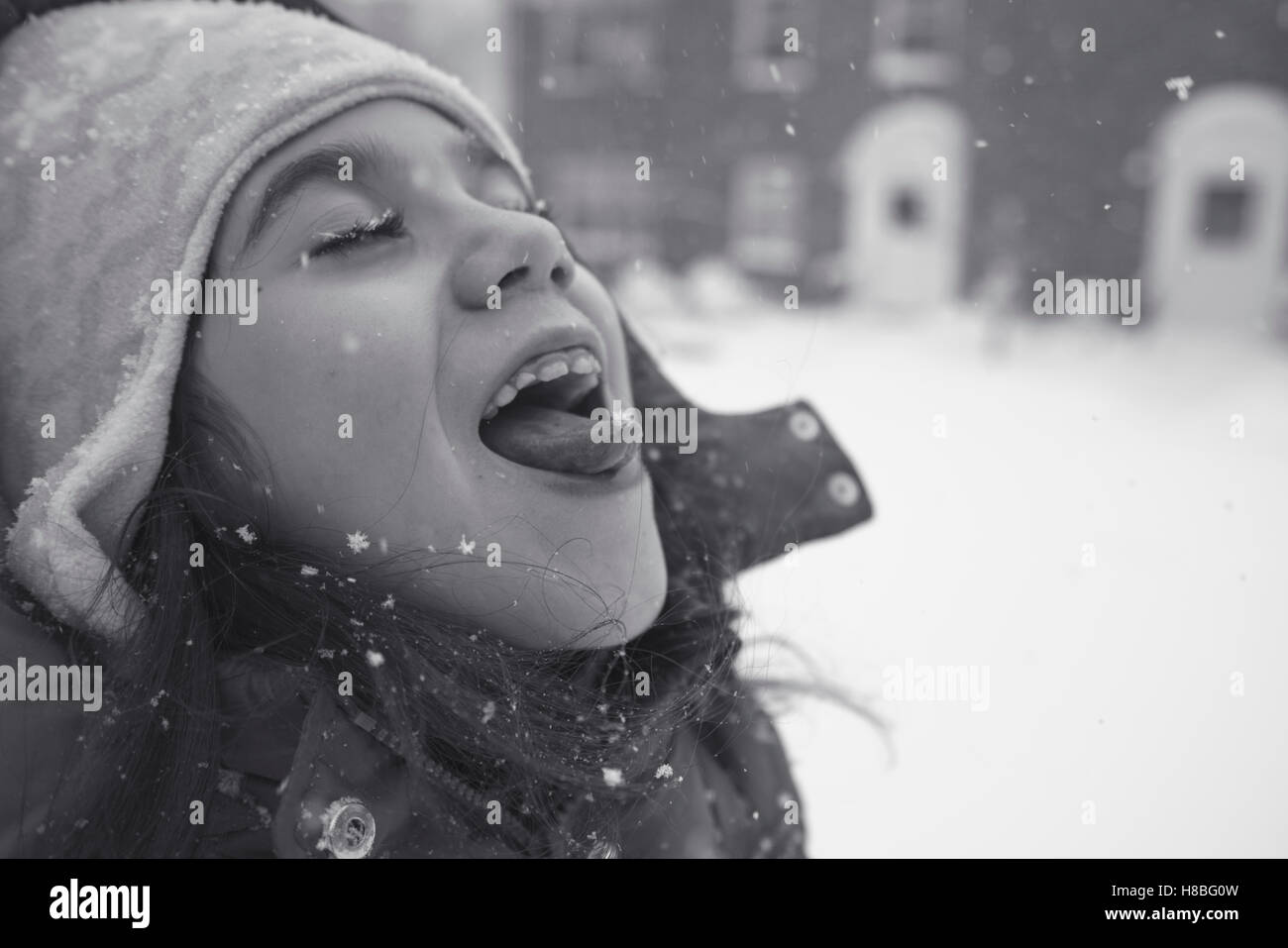 Kid jouer dans la neige Banque D'Images