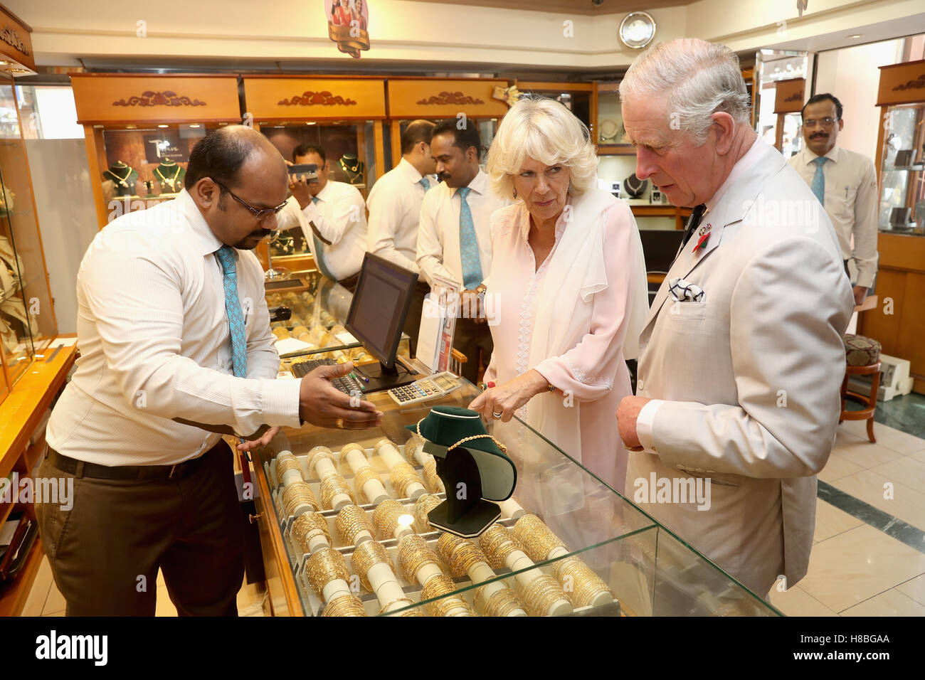 Le Prince de Galles et la duchesse de Cornwall Visitez une boutique de l'or, en visitant le Souk (marché local), à Manama, la capitale de Bahreïn, au cours d'une visite dans le pays par le couple royal dans le cadre de leur tournée au Moyen-Orient. ASSOCIATION DE PRESSE Photo, Photo date : Jeudi 10 novembre 2016. Voir PA story Tournée royale. Crédit photo doit se lire : Chris Jackson/PA Wire Banque D'Images