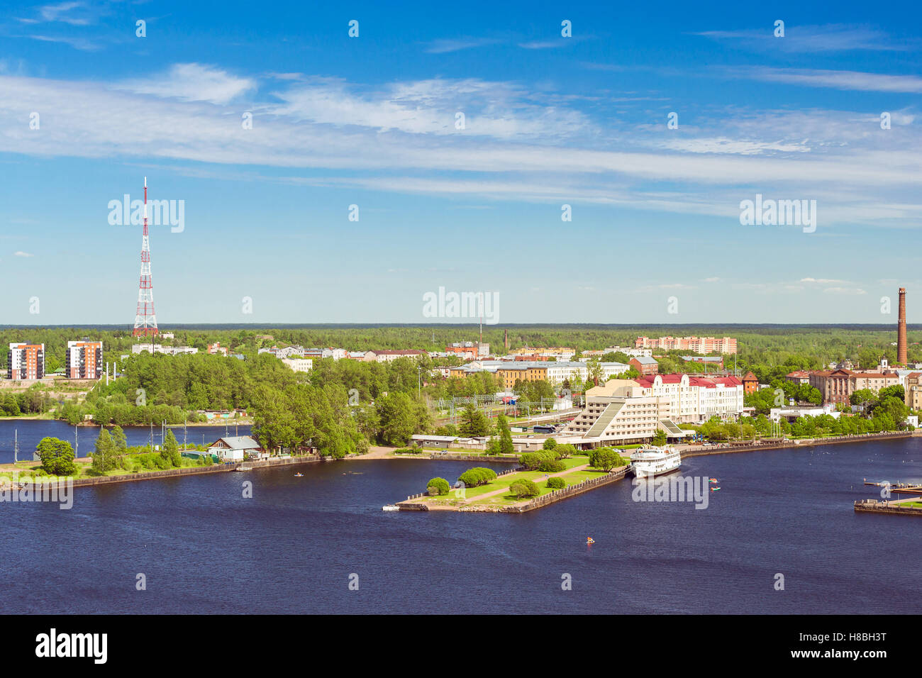 Vyborg, vue sur la ville, d'horizons et de hauteur de la baie de Vyborg Leningrad region, forteresse, Saint-Pétersbourg, Russie. Jour d'été Banque D'Images
