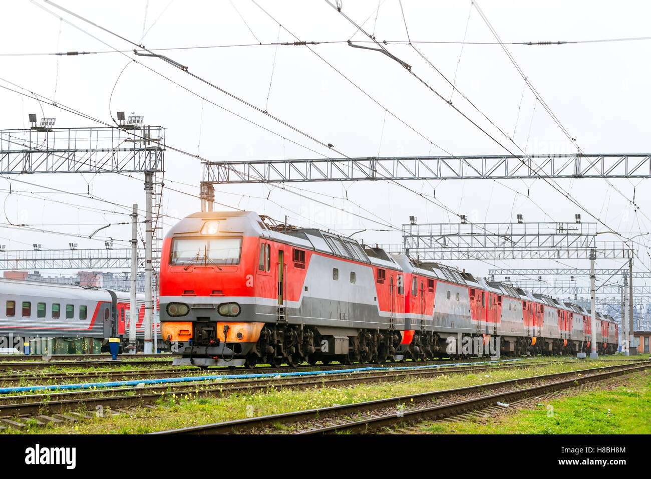 Vieux locomotiv et des wagons sur les voies ferrées stand rzd technique de dépôt ferroviaire. Infrastructures de transport des chemins de fer russes Banque D'Images