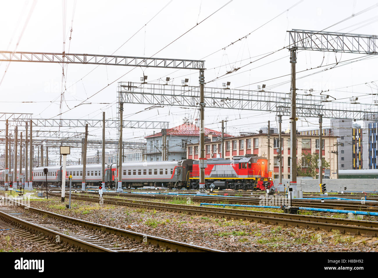 Vieille locomotive tirant des wagons de train rzd sur rails. La gare la technique opérationnelle - dépôt de locomotives. La Russie Banque D'Images