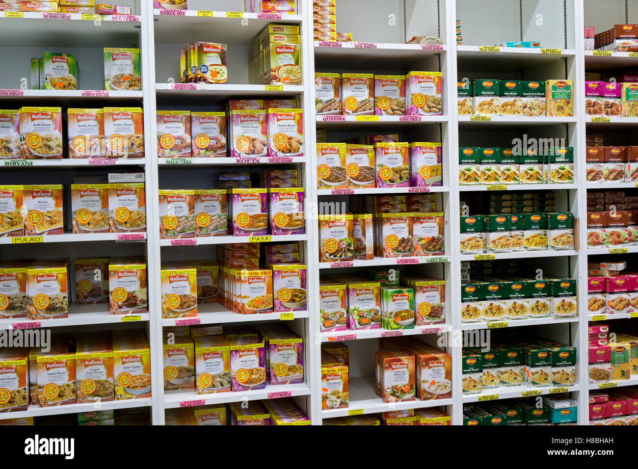 Mélanges pour préparer des plats indiens et du Moyen-Orient en vente au supermarché Patel Brothers sur 74th Street à Jackson Heights, queens, New York City. Banque D'Images