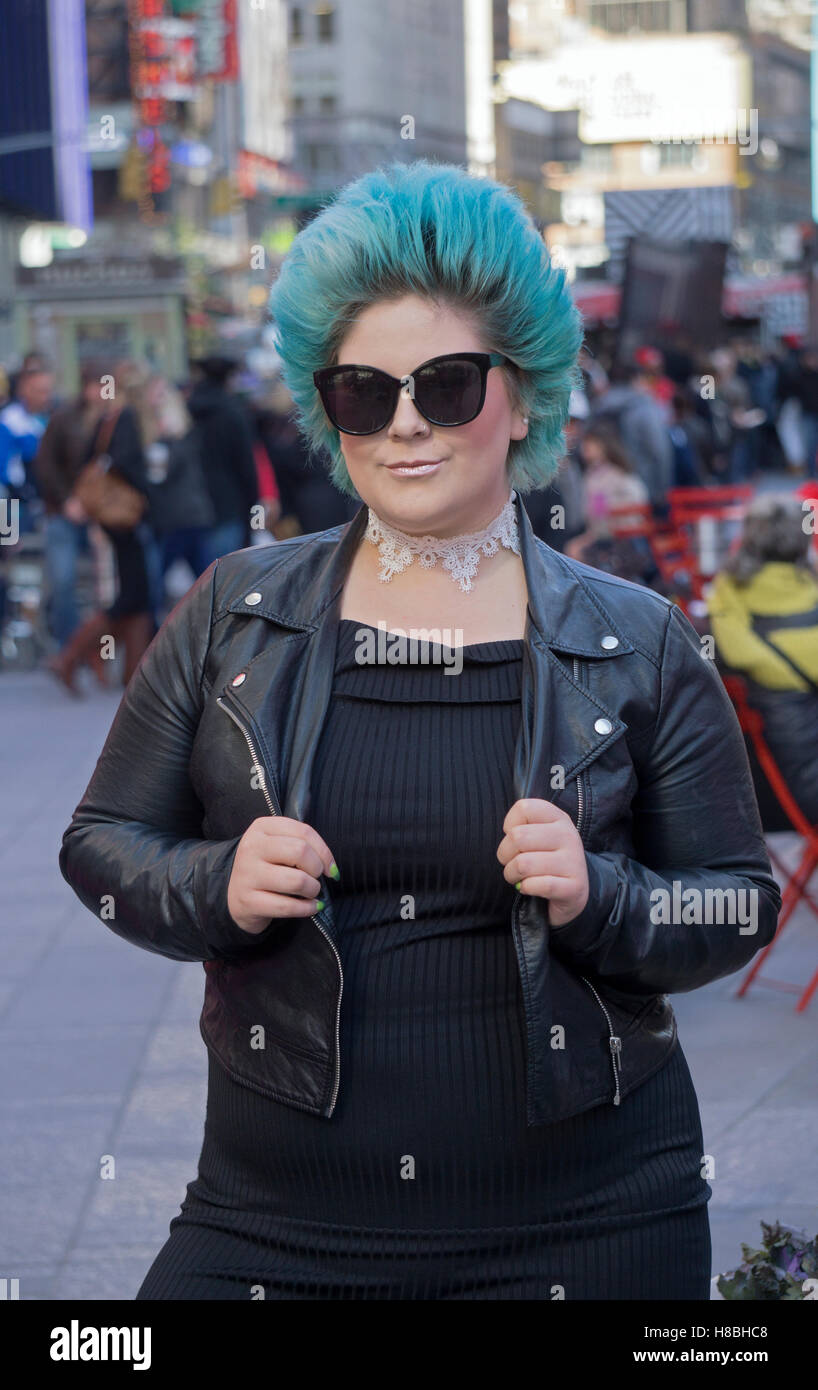 Une jolie femme dans la vingtaine avec des cheveux bleu cyan photographié dans Times Square, Manhattan, New York. Banque D'Images