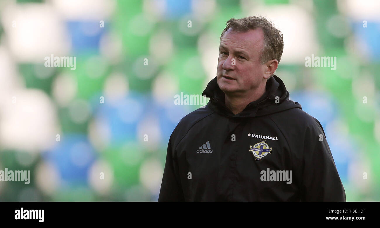 L'Irlande du Manager Michael O'Neill au cours de la session de formation à Windsor Park, Belfast. Banque D'Images