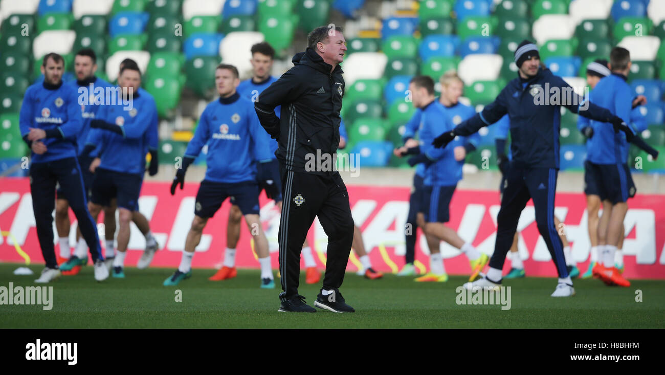 L'Irlande du Manager Michael O'Neill au cours de la session de formation à Windsor Park, Belfast. Banque D'Images