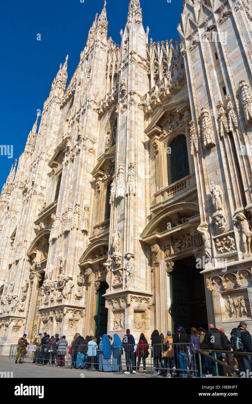 File d'attente pour le Duomo, la cathédrale, la Piazza del Duomo, Milan, Lombardie, Italie Banque D'Images