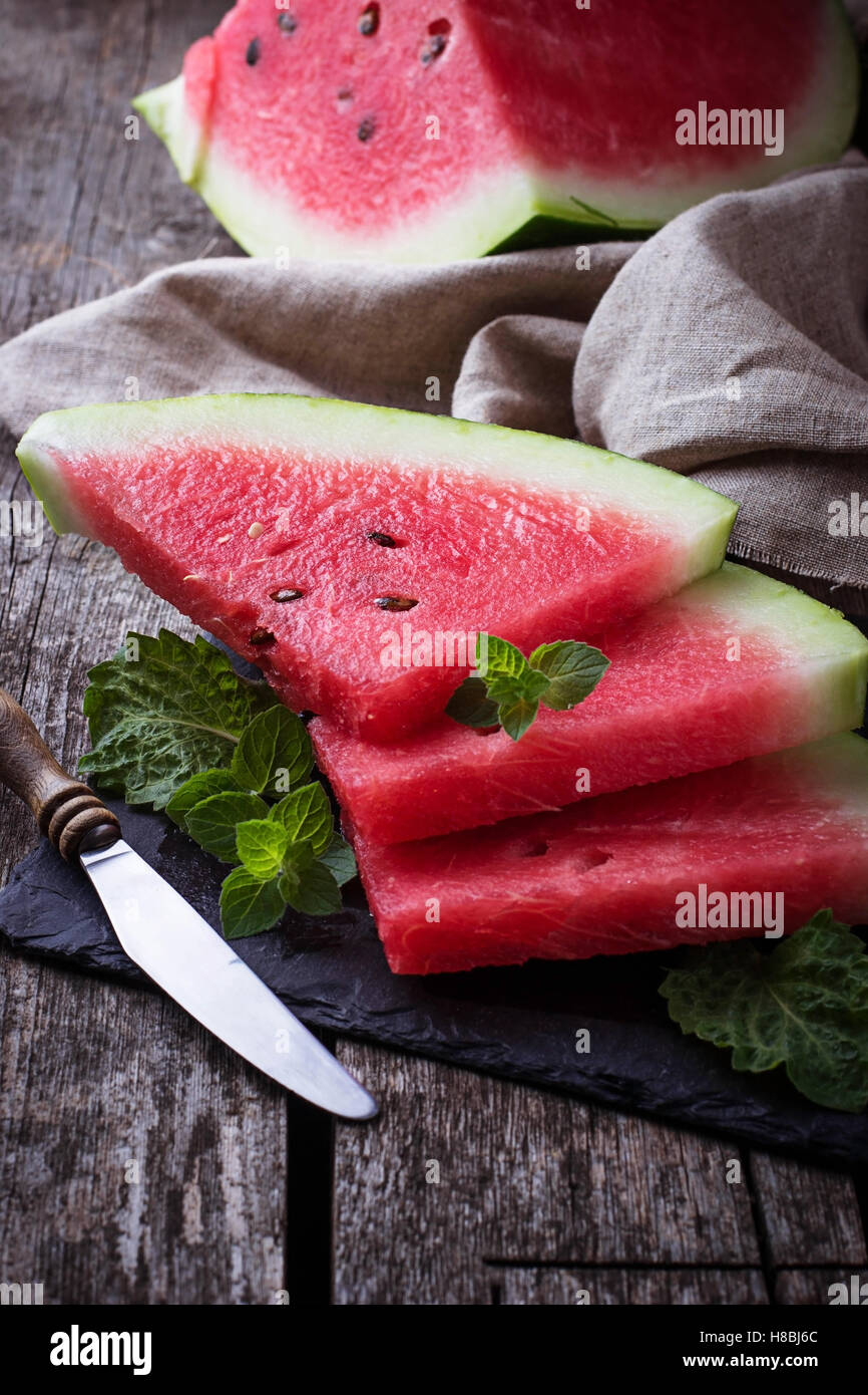 Tranches de melon et menthe. Selective focus Banque D'Images