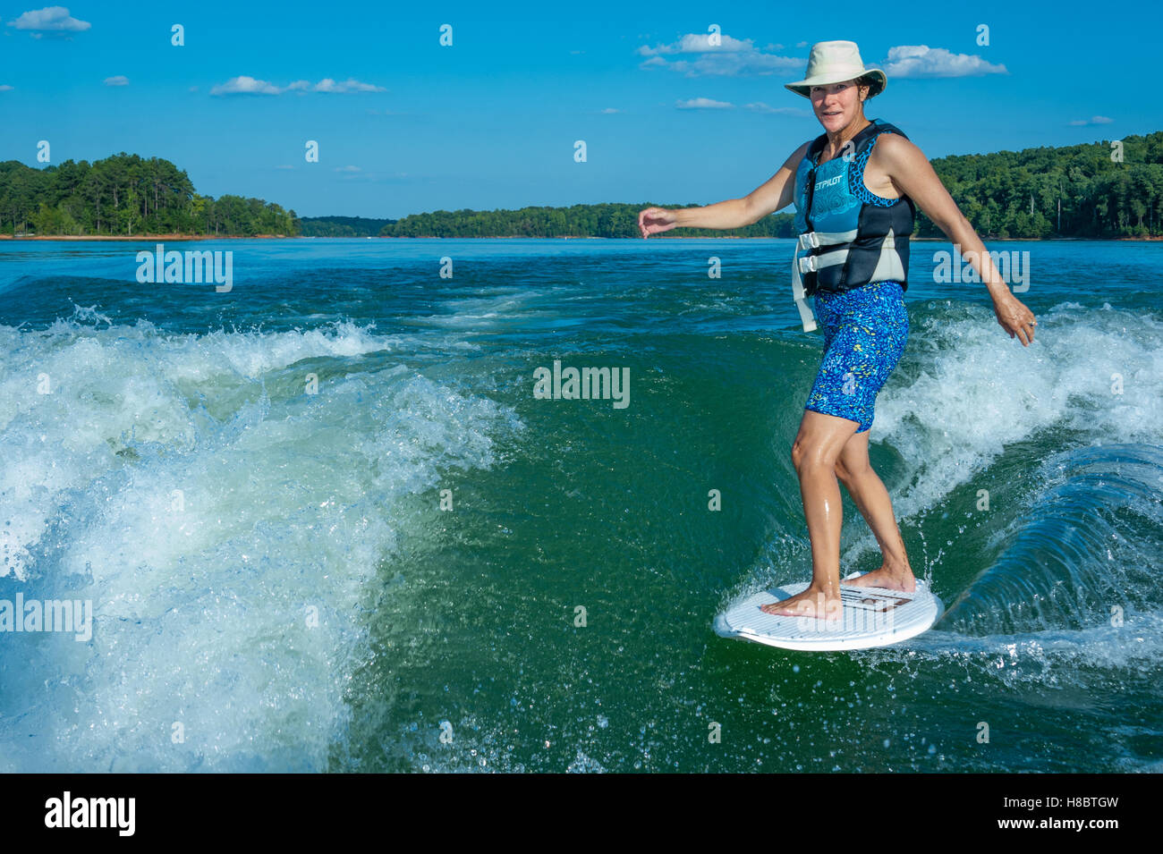 Wakesurf sur le lac Hartwell. (Géorgie/Caroline du Sud, USA) Banque D'Images