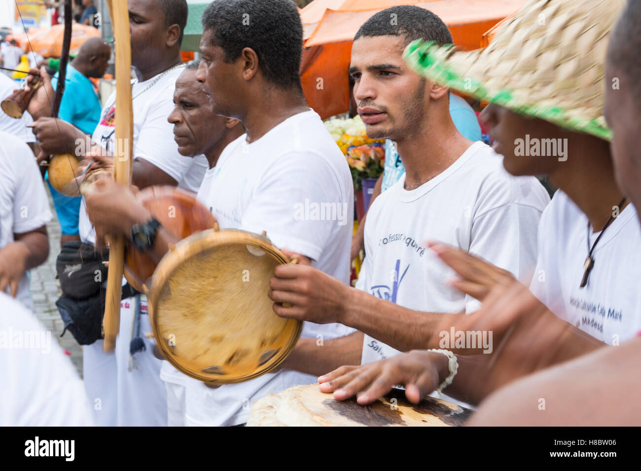 SALVADOR, BRÉSIL - février 02, 2016 : Des musiciens d'un groupe de capoeira brésilienne effectuer à un festival en plein air. Banque D'Images