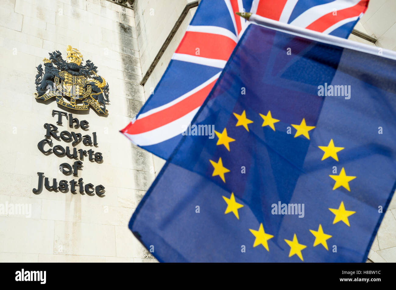 Ue et l'Union Jack drapeaux flottants en face de la Royal Courts of Justice édifice public de Londres, Royaume-Uni Banque D'Images