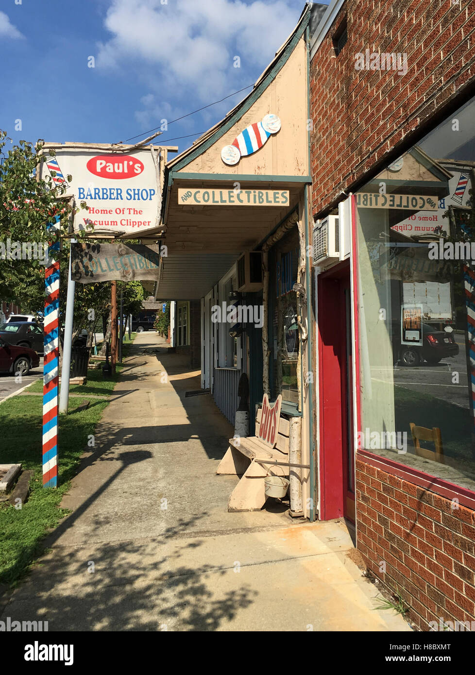 Vue d'un trottoir dans une petite ville, Clayton, Ga, montrant le salon de coiffure et un magasin vacant avant. Banque D'Images