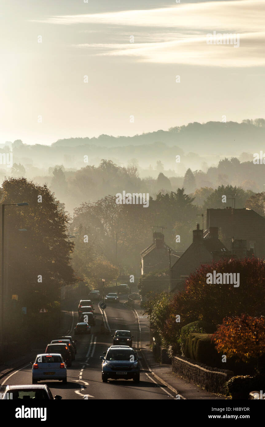 L'heure de pointe du trafic sur A4 road à Saltford, England, UK Banque D'Images