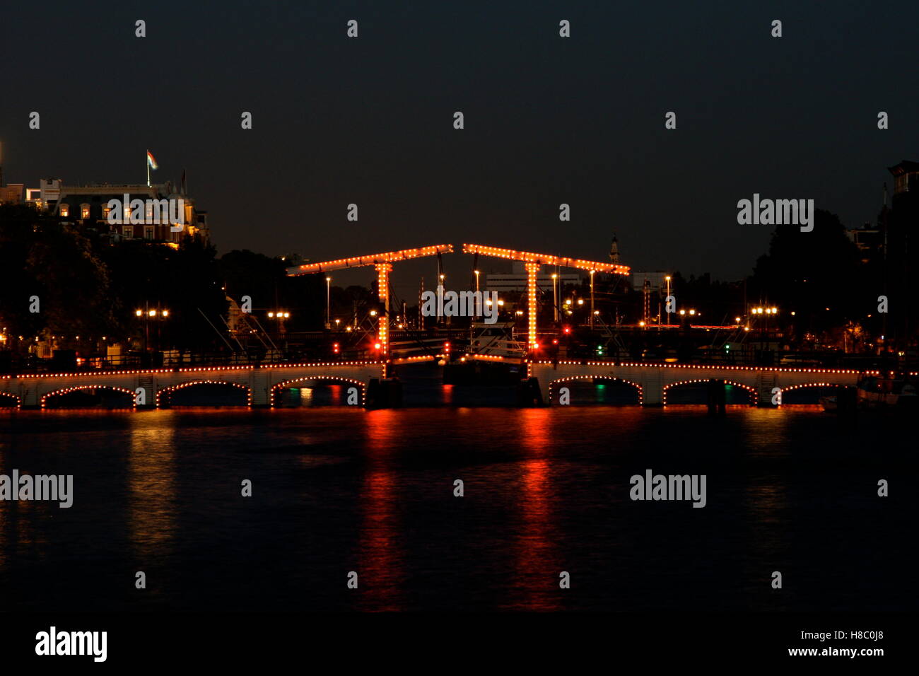 Skinny bridge amsterdam par nuit Banque D'Images