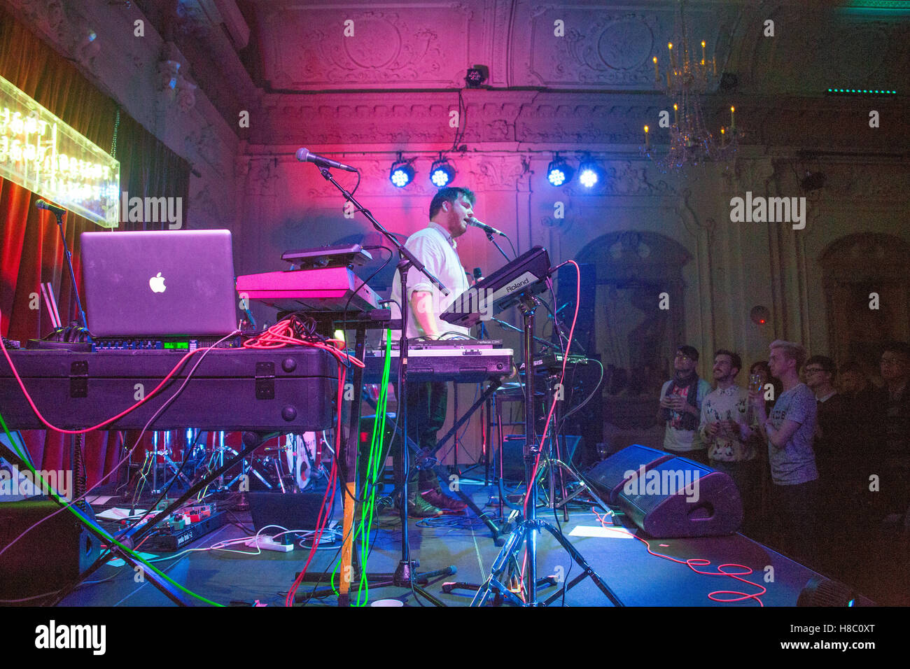 Chad Valley (aka Hugo Manuel) en live à l'appui de la lumière vive lumière vive au Bush Hall à Londres. Date de la photo : Nov Banque D'Images