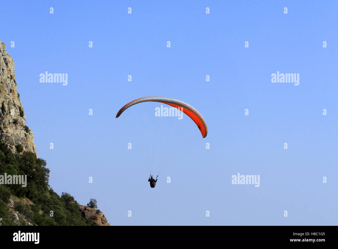 Parapente pratique sur le site de Pic de Vissou, à proximité le cirque de Mourèze et le lac du Salagou, Occitanie, France. Banque D'Images