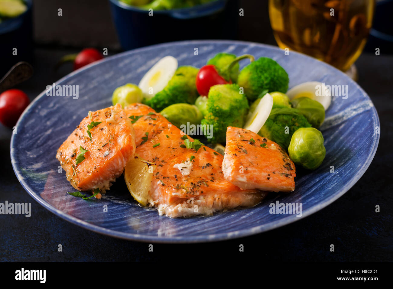 Poisson saumon au four garnie avec le brocoli et les choux de Bruxelles avec le poireau. Menu de poisson. Banque D'Images