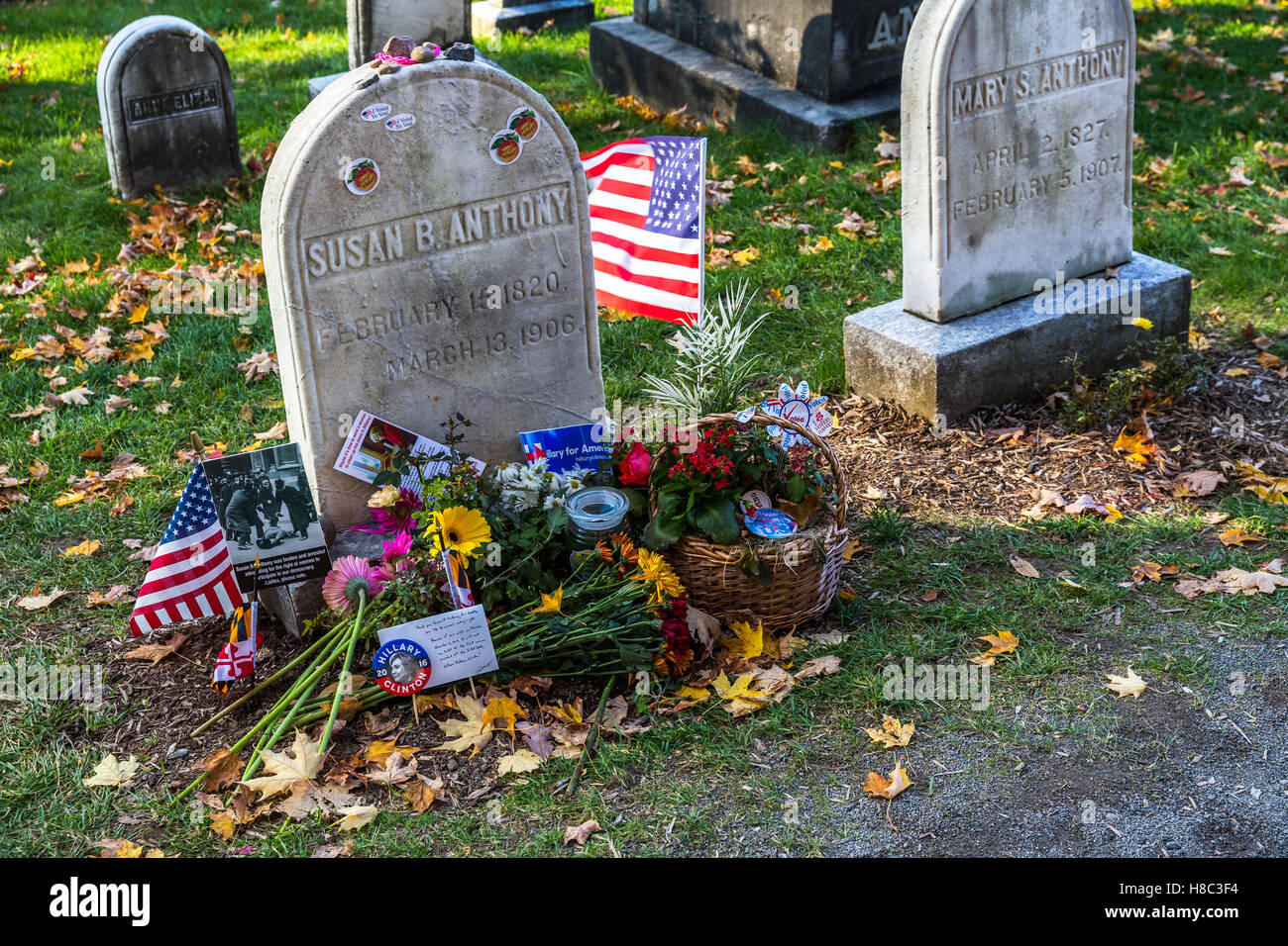 Droits des femmes Susan B. Anthony pierre tombale leader, 'J'ai voté" 2016 Élection présidentielle USA autocollants, politique et notes personnelles. Banque D'Images