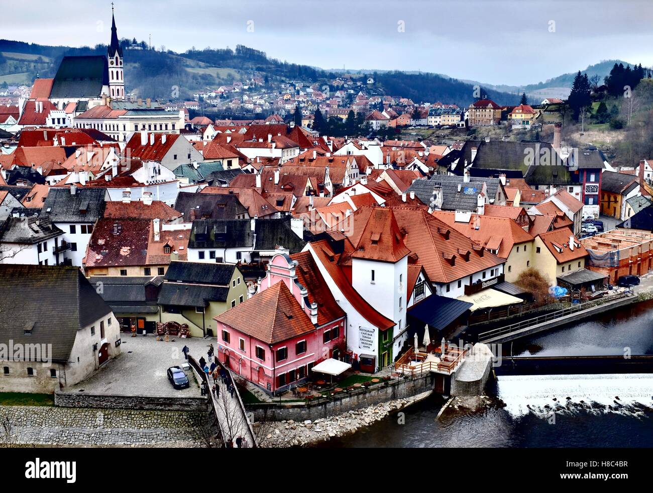 Vue panoramique sur la ville médiévale bien préservée de Cesky Krumlov, située dans la région de Bohême du Sud de la République tchèque. Banque D'Images