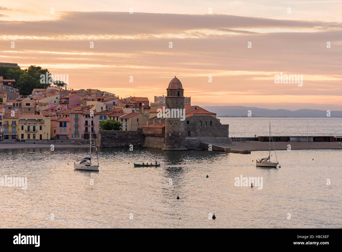 Coucher de soleil sur le clocher et l'église de Notre Dame des Anges, Collioure, Côte Vermeille, France Banque D'Images