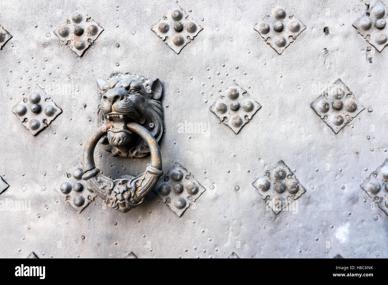 Détail d'une tête de lion heurtoir à Castell de Riudabella, Vimbodí, Tarragone, Espagne Banque D'Images