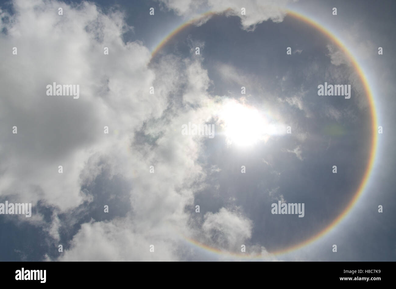 Soleil avec arc-en-ciel circulaire halo solaire se produisant en raison de cristaux de glace dans l'atmosphère en thaï Banque D'Images