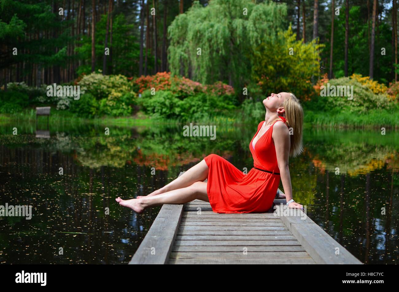 Woman Relaxing on the Lake Banque D'Images