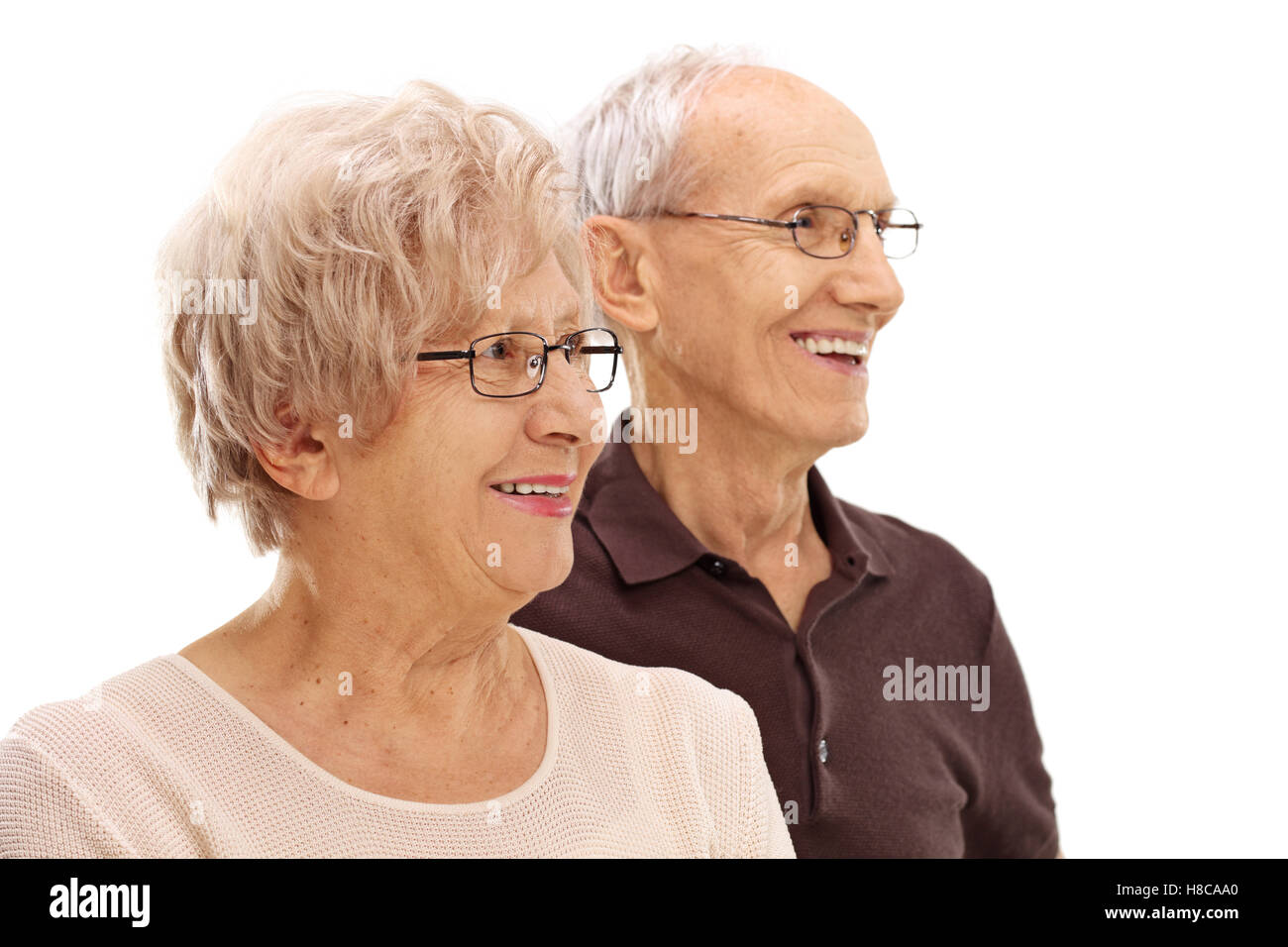 L'homme et la femme mature à la recherche de la distance isolé sur fond blanc Banque D'Images
