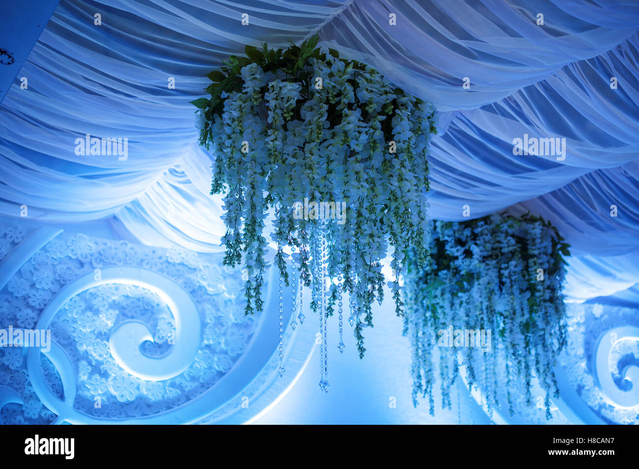 Beau décor de fleurs dans des tons bleus pour la cérémonie du mariage Banque D'Images
